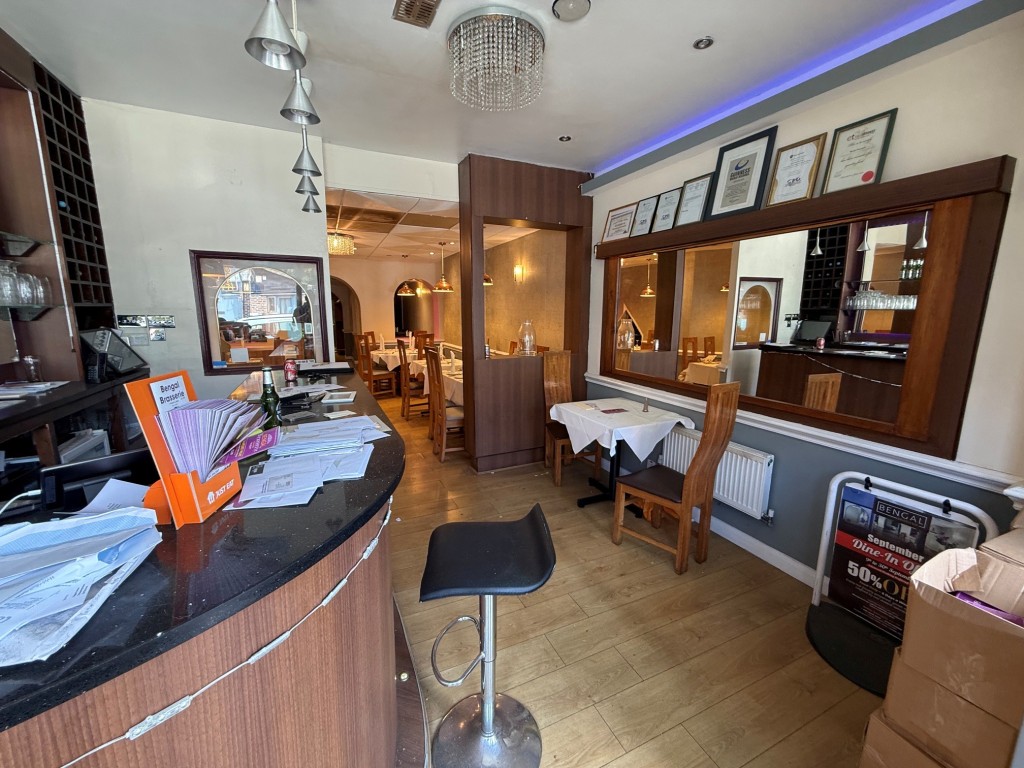 Lot: 104 - FREEHOLD RESTAURANT PREMISES WITH FLAT SOLD ON LONG LEASE - waiting area plus space for bar